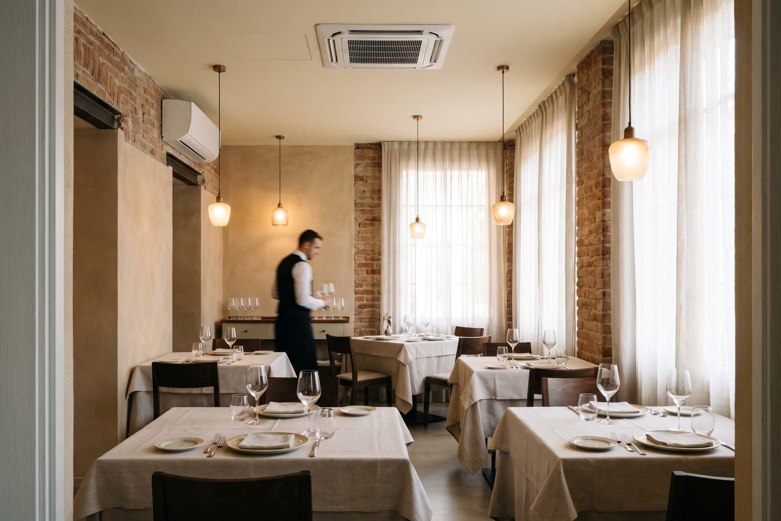 Sala di un ristorante a Modena con climatizzatore a cassetta a soffitto e unità split a parete